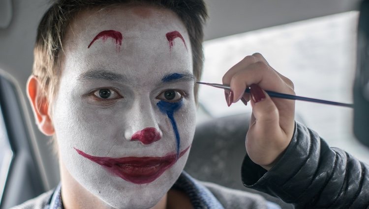 Maquillaje del Joker en proceso