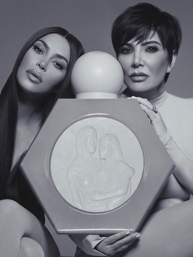Kim Kardashian y Kris Jenner mostrando su perfume