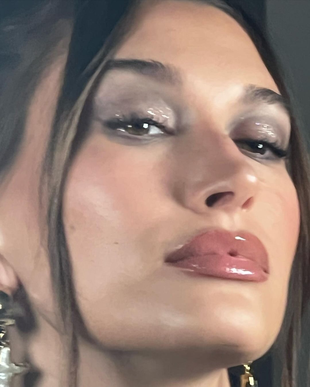 El maquillaje 'glossy' busca una piel cremosa y con frescura | Foto: Instagram