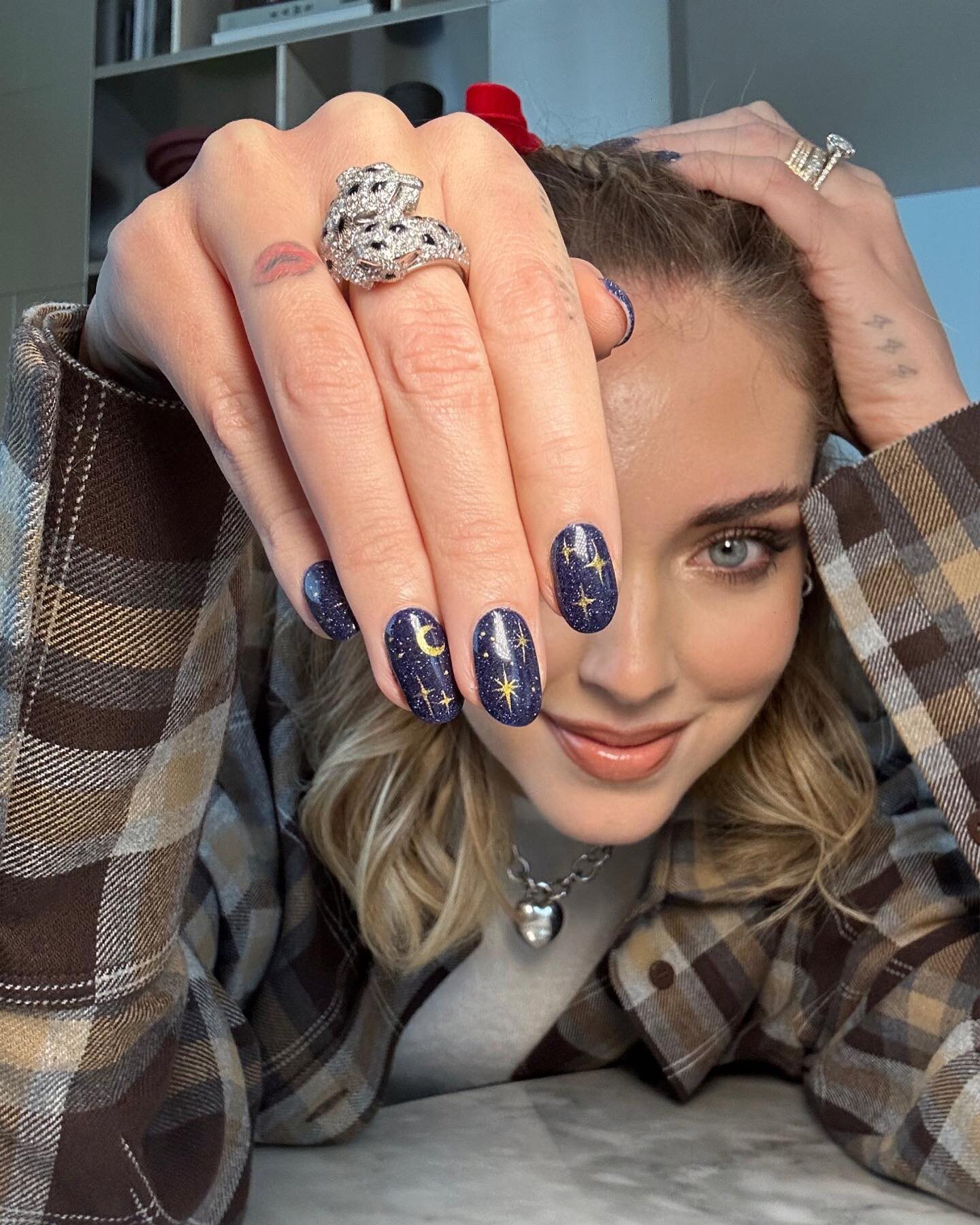 Chiara Ferragni con uñas azules | Foto: Instagram