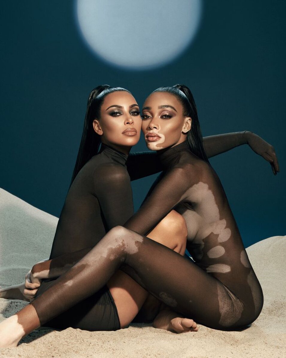 Winnie Harlow junto a Kim Kardashian en una foto promocional por su colección de maquillaje