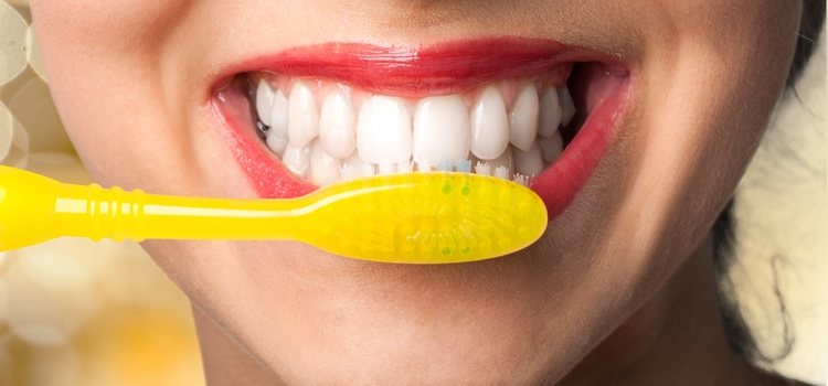 Un cepillado de fresas te ayudará a blanquear tus dientes