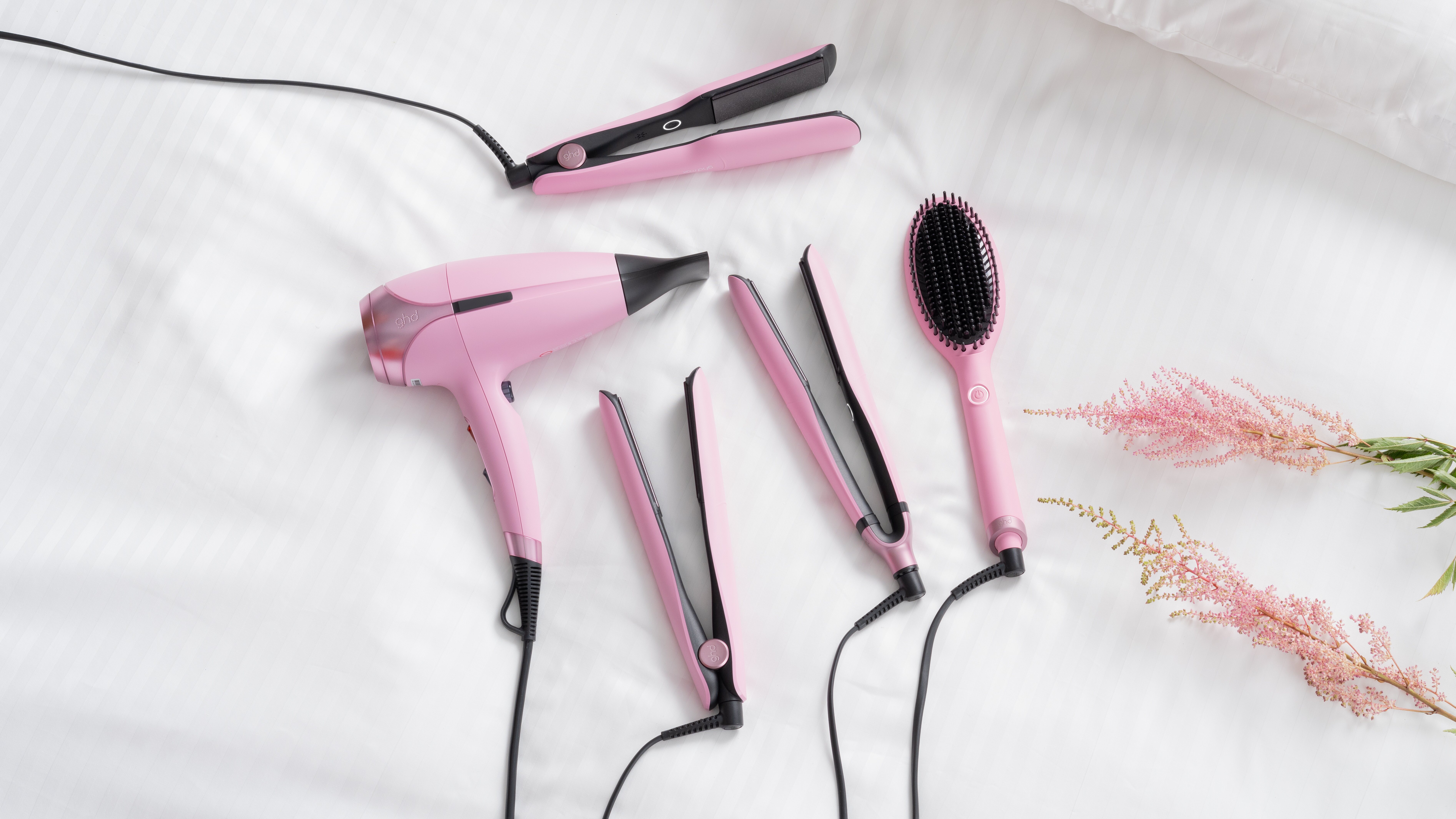 Es importante limpiar las herramientas del pelo para no estropearlas | Foto: GHD