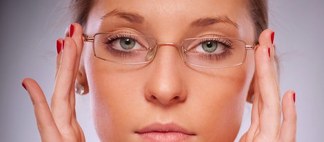 Si tus gafas no tienen montura puedes usar el maquillaje que quieras