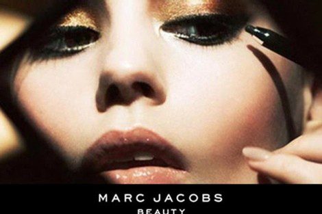 Ondria Harden posa con la colección 'Marc Jacobs x Sephora'