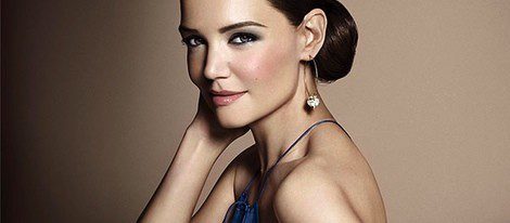 Katie Holmes presenta la colección 'Navy and Nude' de Bobby Brown