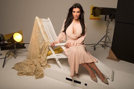 Kim Kardashian en el making off de la campaña