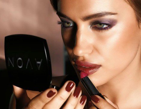 Irina Shayk se maquilla para la campaña otoño/invierno 2013 de Avon
