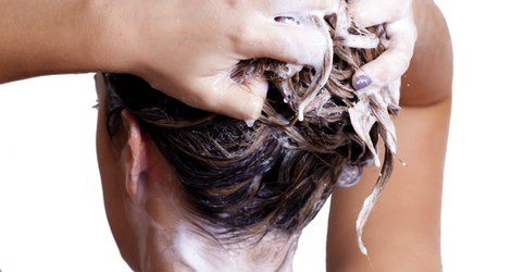 Lava el pelo con acondicionador humectante dos días antes de hacer la permanente