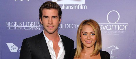 Miley Cyrus con la melena lisa tras anunciar su compromiso con Liam Hemsworth