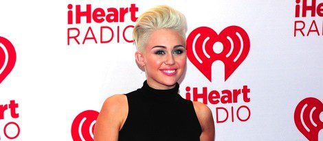 Primer cambio radical de Miley Cyrus: se rapa la cabeza y se tiñe de rubio platino