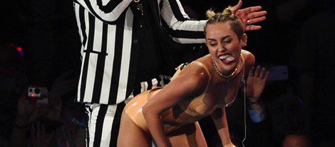 Miley Cyrus luciendo dos moños durante su actuación en los MTV Music Awards 2013