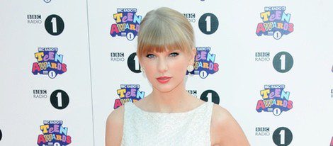 Taylor Swift luciendo flequillo, una de las tendencias más fuertes de la temporada