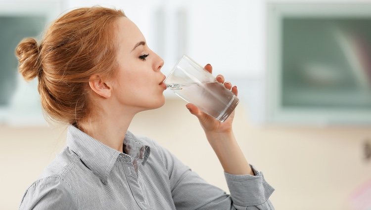 Beber dos litros de agua al día es imprescindible