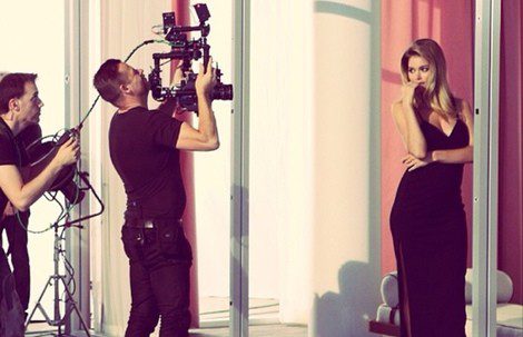 Doutzen Kroes durante el rodaje del spot de Calvin Klein