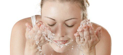 Hidratar y limpiar tu rostro es saludable para la piel