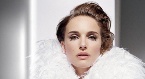 Natalie Portman con abrigo de plumas uy maquillaje de Dior