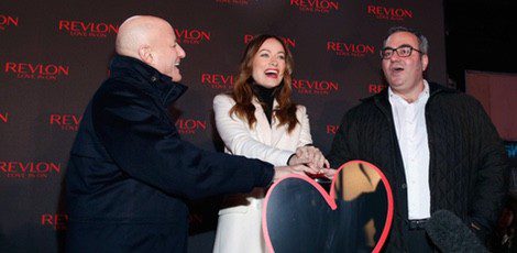 Olivia Wilde, Ron Perelman y Lorenzo Delpani en el estreno de la nueva campaña de Revlon