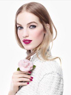 Chanel propone para esta primavera una gama de matices rosados y corales para las mejillas y fucsias y anaranjados para los labios