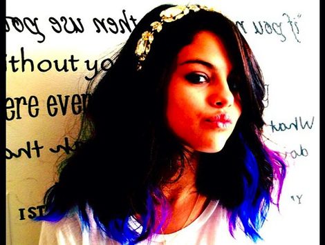 Selena Gomez se ha teñido de azul