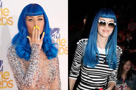Katy Perry con una peluca azul en la izquierda y la cantante con el pelo teñido de azul a la derecha