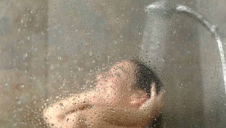 El agua a altas temperaturas provoca sequedad, picor y descamación en el cuero cabelludo