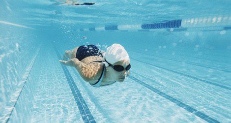 La natación es un deporta muy completo para quemar calorías