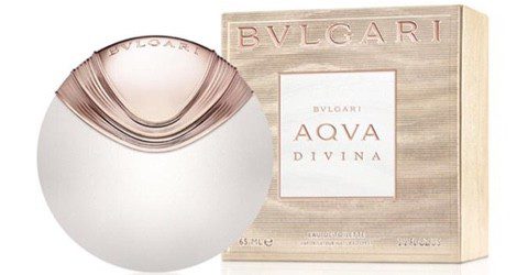 'Aqua Divina' presentada en un frasco de 65 ml con forma de perla nacarada
