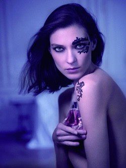 Kati Nescher vuelve a ser la elegida para representar la nueva fragancia de Givenchy, 'Ange ou Démon Le Parfum & Accord Illicite'