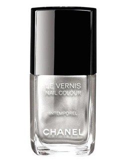 Chanel spresenta su colección 'Les Intemporels' con una laca de uñas metalizada en color plata