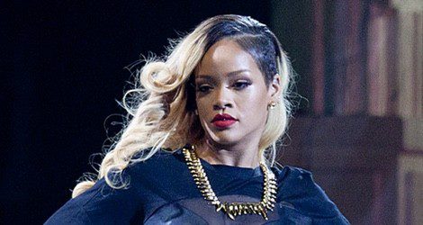 Rihanna contrasta su larga melena rubia con un lado rapado moreno