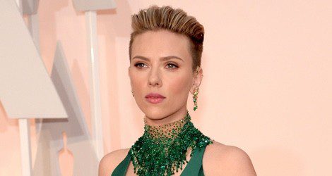 Scarlett Johansson con los dos lados de su melena rapados en la alfombra roja