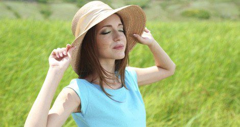 El sombrero es un bonito complemento que protege tu melena del sol primaveral