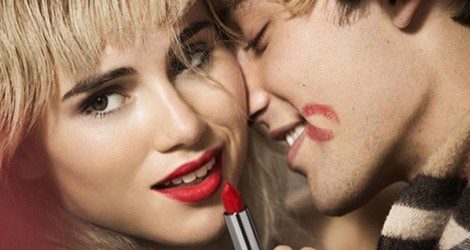 'Burberry Kisses', la nueva barra de labios de Burberry, tiene a Suki Waterhouse y George Le Page como imagen del producto