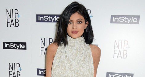 Kylie Jenner vestido color marfil y botas grisis en la fiesta organizada por InStyle tras la presentación de sus cosméticos