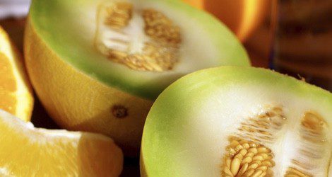 El melón es uno de los alimentos más recomendables, debido a sus propiedades diuréticas y depurativas