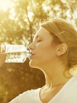 Beber mucha agua evita la retención de líquidos