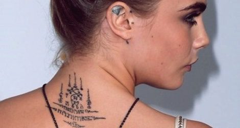 Cara Delevingne tiene tattoos en la oreja y en la nuca
