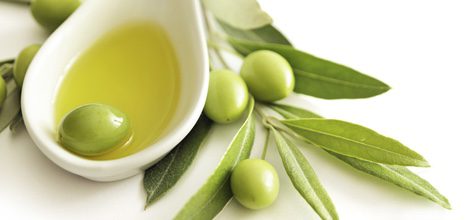 Aplica aceite de oliva y péinalo para que se fortalezca