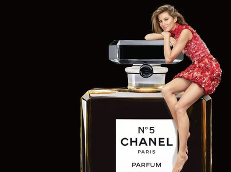 Gisele Bundchen con el formato maxi de Chanel nº5