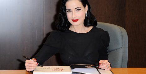 Dita Von Teese firmando ejemplares de su libro de consejos de belleza