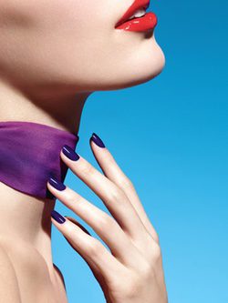 Esmalte de uñas violeta y labios rjos efecto glossy