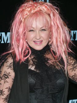 Cyndi Lauper y su cabello rosa