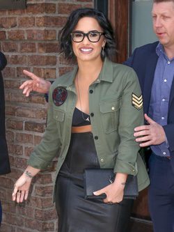 Demi Lovato con cabello ondulado