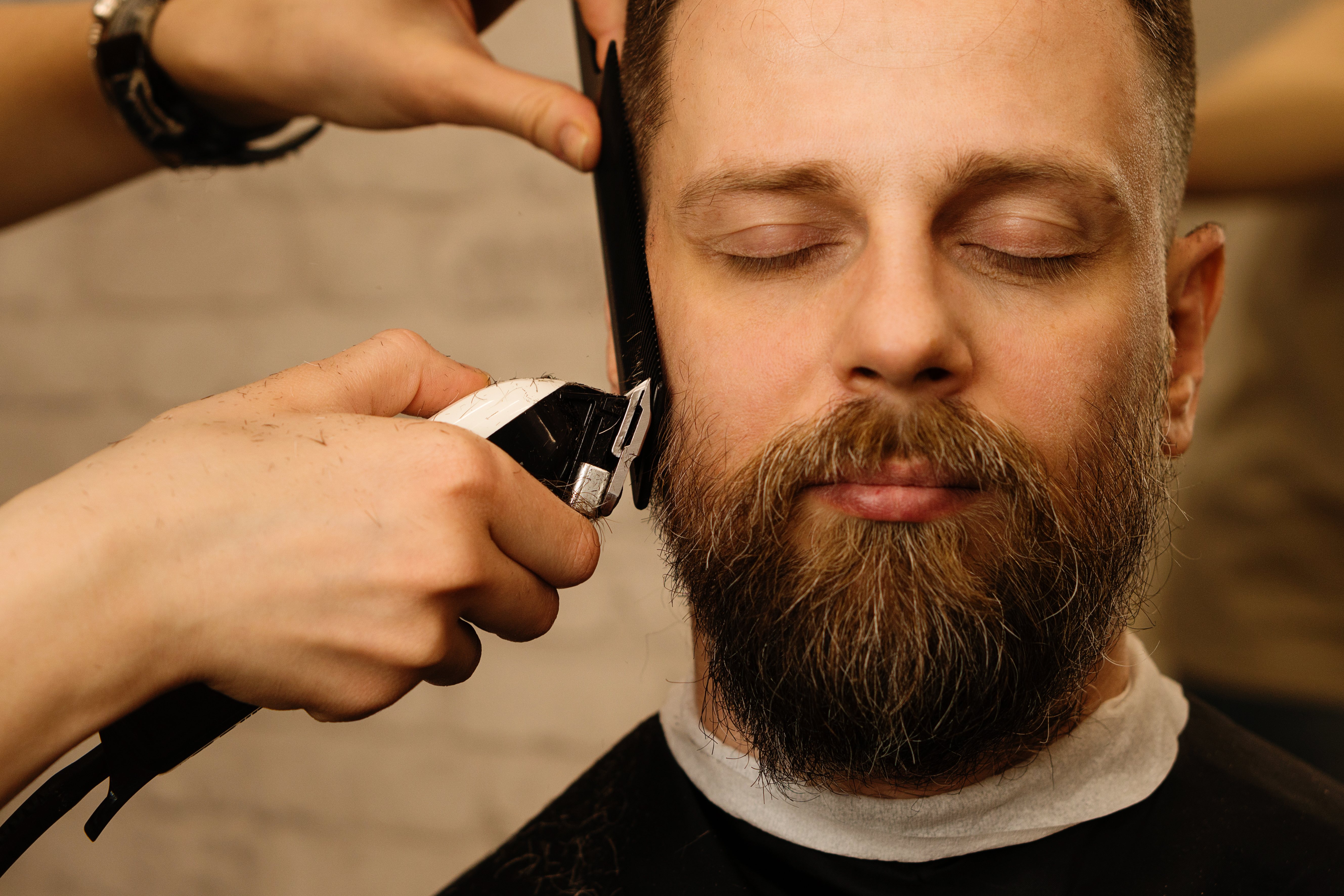 Recortar la barba es más sencillo si te ayudas de un peine