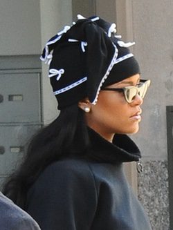 Rihanna con gorro de lazos
