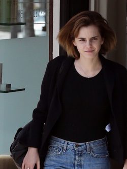 Emma Watson saliendo de la peluquería