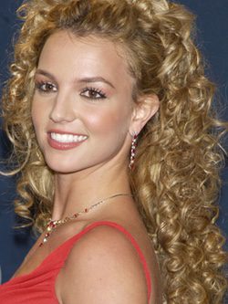 Britney Spears con melena rizada XL y fleco ladeado