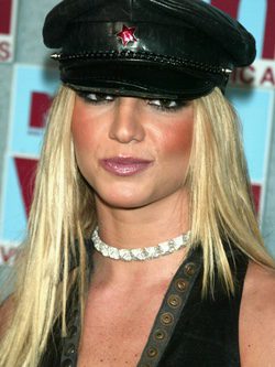 Britney Spears maquillaje excesivo y gorra de autoridad