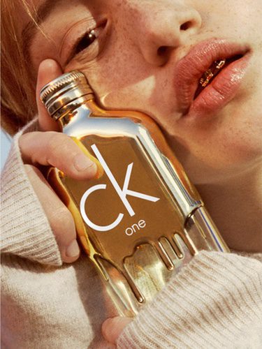 Campaña publicitaria para 'CK One Gold' de Calvin Klein
